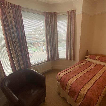 Shipley  Landguard Lodge Guest House מראה חיצוני תמונה